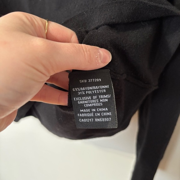 🎉4/30$🎉 Le Chateau Black Ruffled Crew Neck Sweater – Women’s M 🖤✨ - Picture 3 of 4